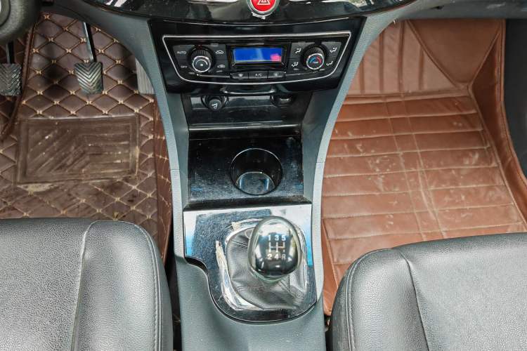 Used JAC Refine M2 2013 1.8L Manual Luxury Smart Model 5 Seats Gear Lever