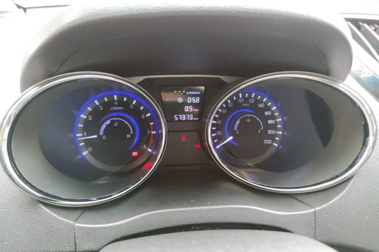 Used JAC Refine M2 2013 1.8L Manual Luxury Smart Model 5 Seats Odometer Close Up