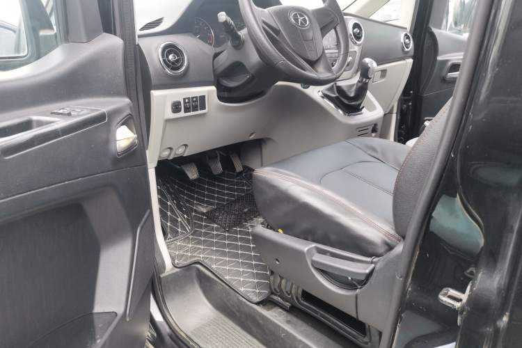 Used JAC Refine M3 2015 Maker Edition 1.6L Luxury Version Interior 5