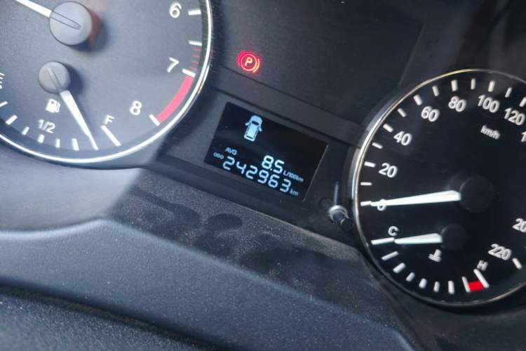 Used JAC Refine M3 2015 Maker Edition 1.6L Luxury Smart Version Odometer Close Up