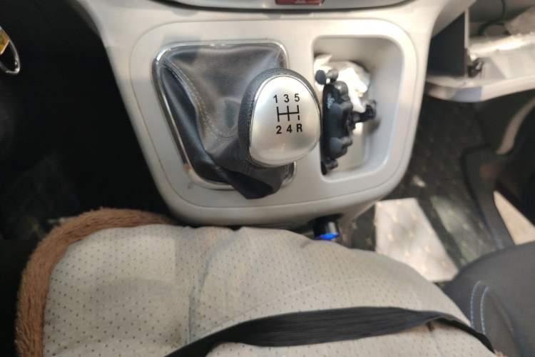 Used JAC Refine M3 2015 Maker Edition 1.6L Luxury Smart Version Gear Lever