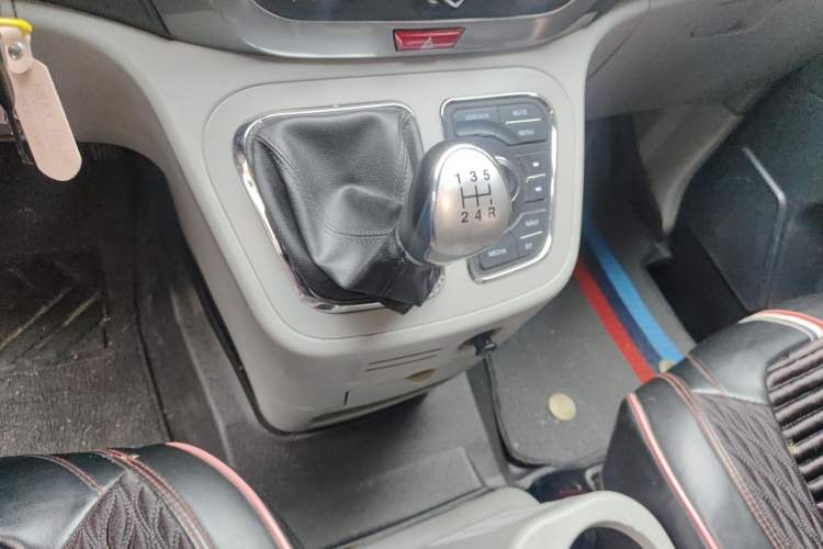 Used JAC Refine M3 2015 Maker Edition 1.6L Luxury Smart Version Gear Lever