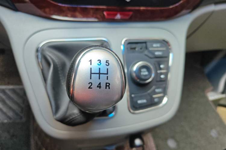 Used JAC Refine M3 2015 Maker Edition 1.6L Luxury Smart Version Gear Lever