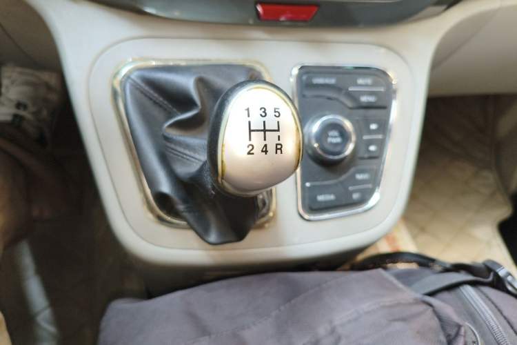Used JAC Refine M3 2015 Maker Edition 1.6L Luxury Smart Version Gear Lever