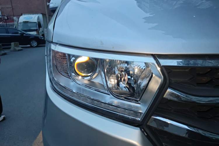 Used JAC Refine M3 2015 Maker Edition 1.6L Luxury Version Right Front Headlight