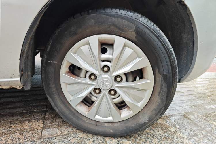 Used JAC Refine M3 2015 Maker Edition 1.6L Luxury Version Right Front Wheel Hub