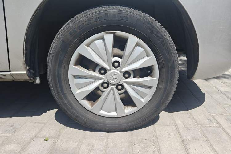 Used JAC Refine M3 2015 Maker Edition 1.6L Luxury Version Right Front Wheel Hub