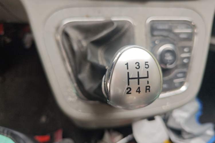 Used JAC Refine M3 2015 Maker Edition 1.6L Luxury Smart Version Gear Lever