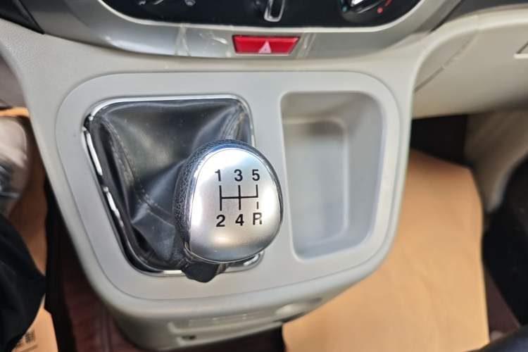 Used JAC Refine M3 2015 Maker Edition 1.6L Luxury Smart Version Gear Lever