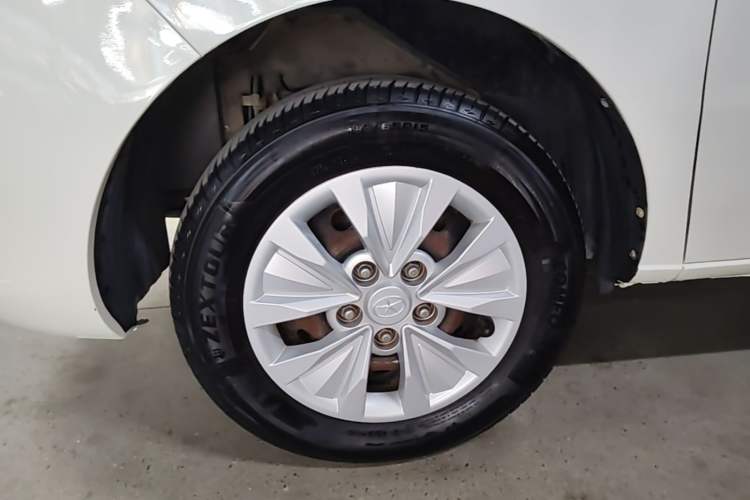 Used JAC Refine M3 2015 Maker Edition 1.6L Luxury Version Left Front Wheel Hub