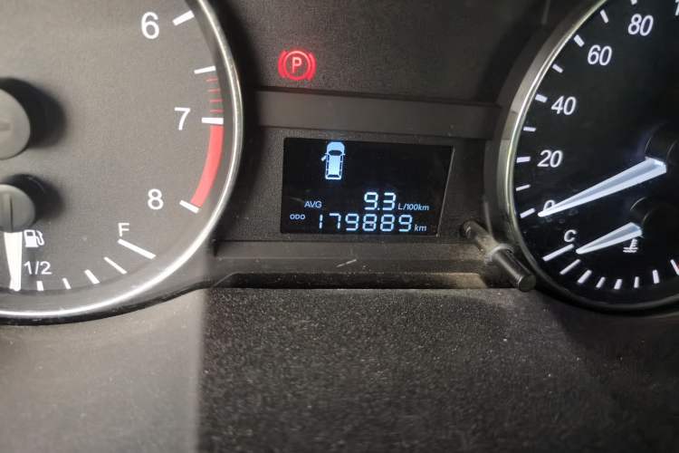 Used JAC Refine M3 2015 Maker Edition 1.6L Luxury Smart Version Odometer Close Up