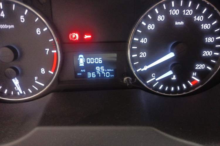 Used JAC Refine M3 2015 Maker Edition 1.6L Luxury Version Odometer Close Up