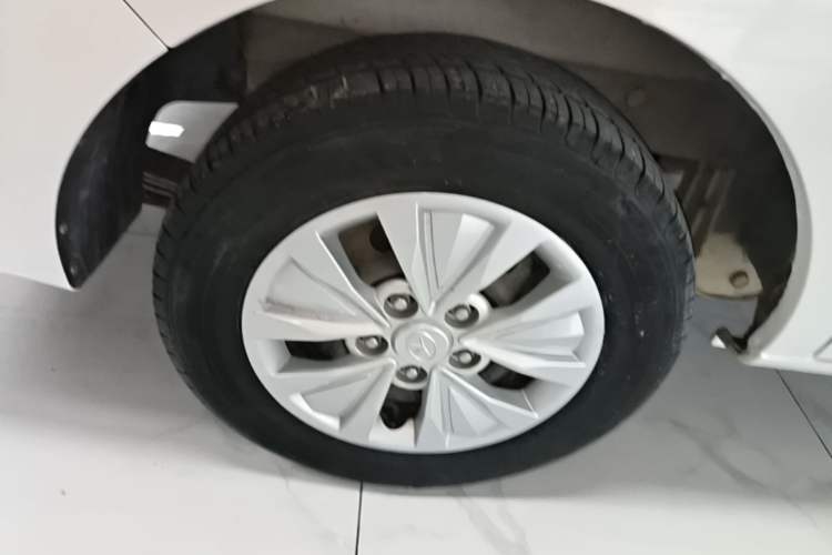 Used JAC Refine M3 2015 Maker Edition 1.6L Luxury Version Right Rear Wheel Hub
