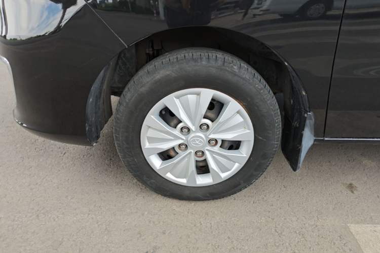 Used JAC Refine M3 2016 IKEA Edition 1.6L Luxury Model Left Front Wheel Hub