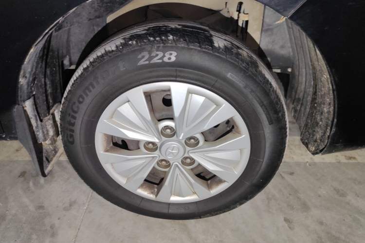 Used JAC Refine M3 2016 IKEA Edition 1.6L Luxury Smart Model Right Front Wheel Hub