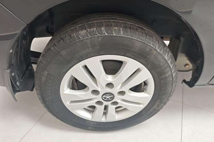 Used JAC Refine M3 2016 IKEA Edition 1.6L Luxury Smart Model Right Rear Wheel Hub