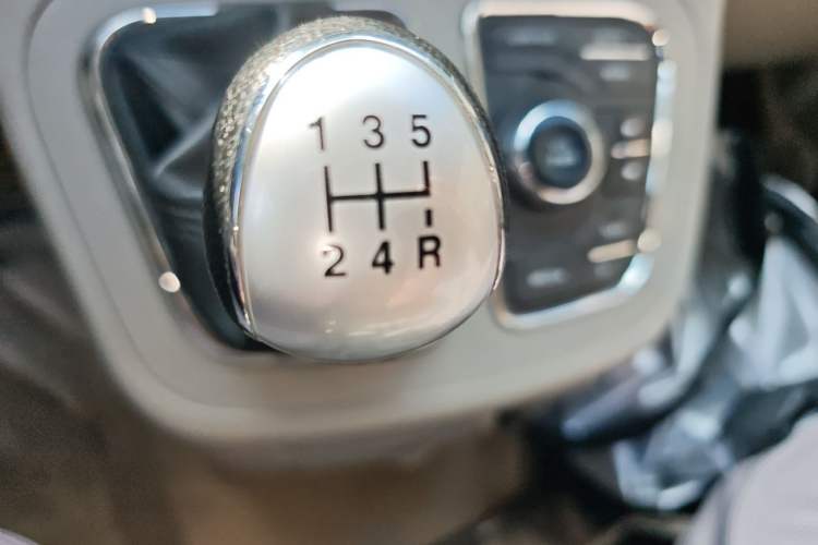 Used JAC Refine M3 2016 IKEA Edition 1.6L Luxury Smart Model Gear Lever
