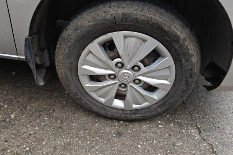 Used JAC Refine M3 2016 IKEA Edition 1.6L Luxury Model Right Front Wheel Hub