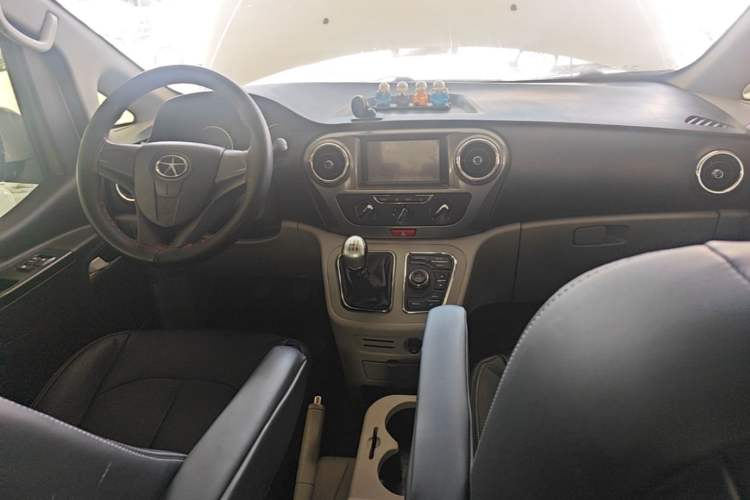 Used JAC Refine M3 2016 IKEA Edition 1.6L Luxury Smart Model Center Console