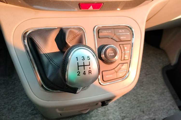 Used JAC Refine M3 2016 IKEA Edition 1.6L Luxury Smart Model Gear Lever