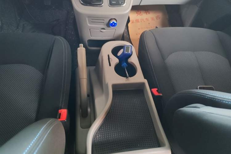 Used JAC Refine M3 2016 IKEA Edition 1.6L Luxury Smart Model Gear Lever