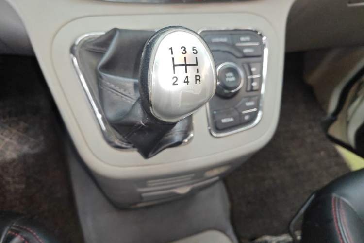 Used JAC Refine M3 2016 IKEA Edition 1.6L Luxury Smart Model Gear Lever