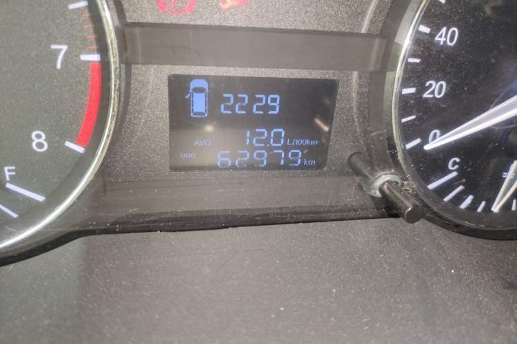 Used JAC Refine M3 2016 IKEA Edition 2.0L Luxury Smart Model Odometer Close Up