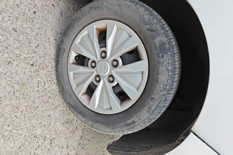Used JAC Refine M3 2016 IKEA Edition 1.6L Luxury Model Right Front Wheel Hub