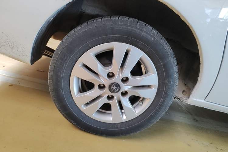 Used JAC Refine M3 2016 IKEA Edition 1.6L Luxury Smart Model Right Rear Wheel Hub