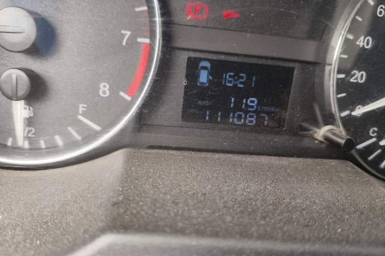 Used JAC Refine M3 2017 IKEA Edition 2.0L Luxury Model Odometer Close Up