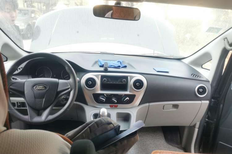 Used JAC Refine M3 2018 1.6L Express Edition 7-Seater Center Console