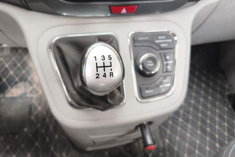Used JAC Refine M3 2018 IKEA Edition 1.6L Luxury Smart Model Gear Lever