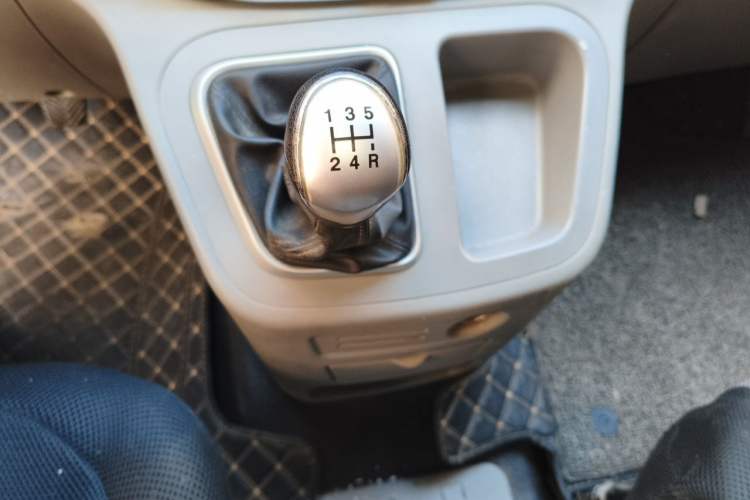 Used JAC Refine M3 2018 1.6L Express Edition 7-Seater Gear Lever