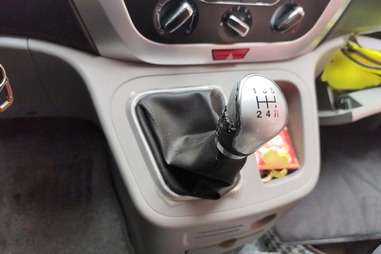 Used JAC Refine M3 2018 1.6L Express Edition 7-Seater Gear Lever