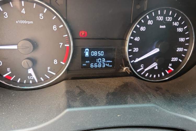 Used JAC Refine M3 2018 1.6L Express Edition 7-Seater Odometer Close Up