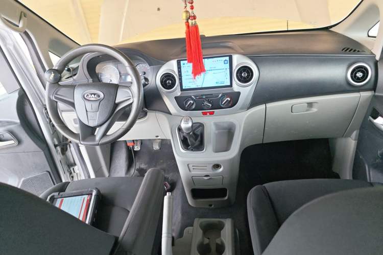 Used JAC Refine M3 2018 1.6L Express Edition 7-Seater Center Console
