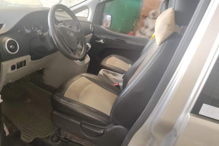 Used JAC Refine M3 2018 1.6L Express Edition 7-Seater Interior 3