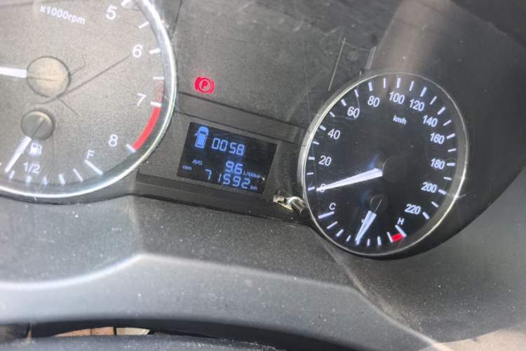 Used JAC Refine M3 2018 1.6L Express Edition 7-Seater Odometer Close Up