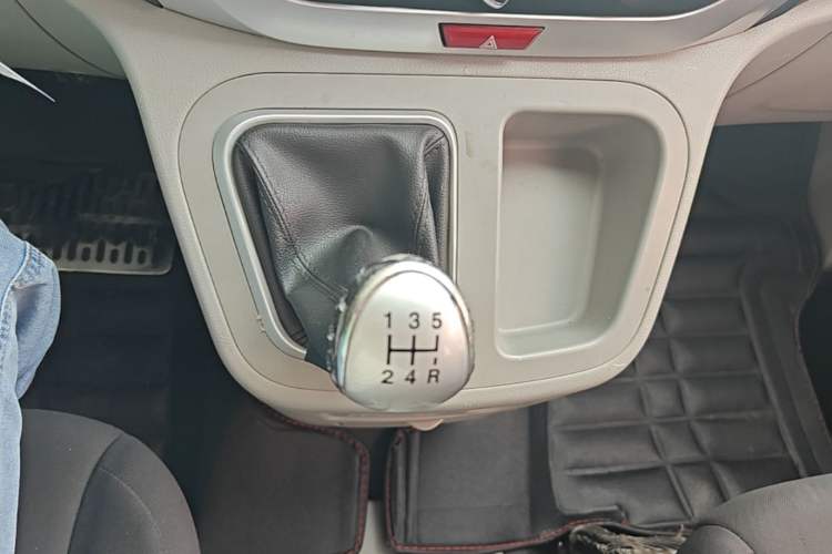 Used JAC Refine M3 2018 1.6L Express Edition 7-Seater Gear Lever