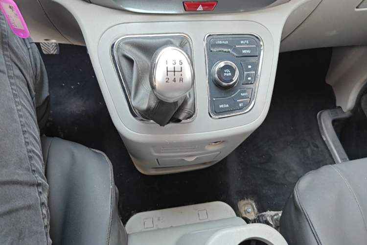 Used JAC Refine M3 2018 IKEA Edition 1.6L Luxury Smart Model Gear Lever