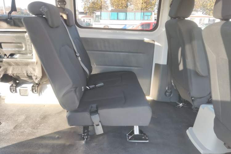 Used JAC Refine M3 2018 1.6L Express Edition 7-Seater Interior 4