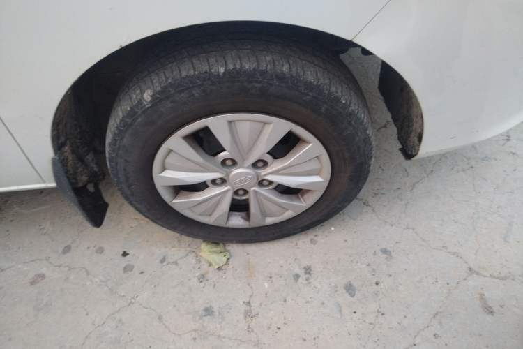Used JAC Refine M3 2018 IKEA Edition 1.6L Luxury Model Right Front Wheel Hub