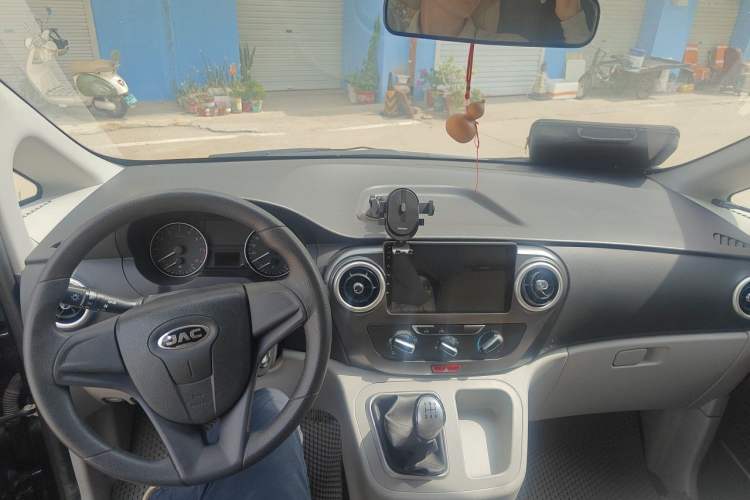 Used JAC Refine M3 2019 1.8L 5-Seater Express Edition Center Console