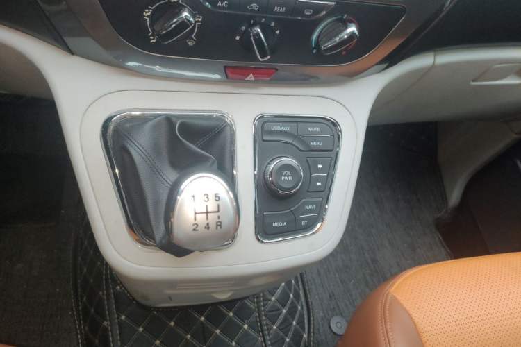 Used JAC Refine M3 2019 IKEA Edition 1.8L Luxury Smart Model Gear Lever