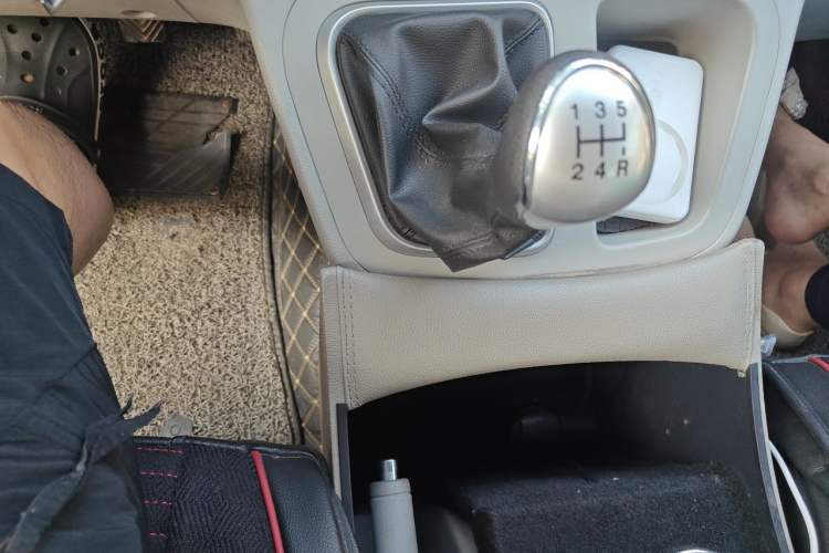 Used JAC Refine M3 2019 1.8L 5-Seater Express Edition Gear Lever
