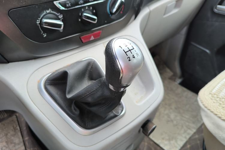Used JAC Refine M3 2019 PLUS IKEA Edition 1.8L Luxury 9-Seater Gear Lever