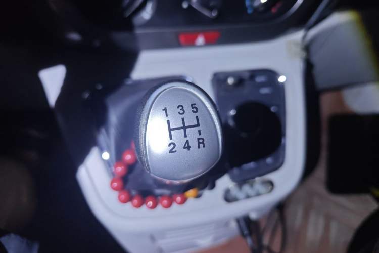 Used JAC Refine M3 2019 IKEA Edition 1.8L Luxury Smart Model Gear Lever