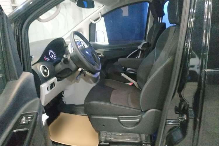 Used JAC Refine M3 2019 PLUS Maker Edition 1.8L Luxury Smart Model with 9 Seats Left Front Seat