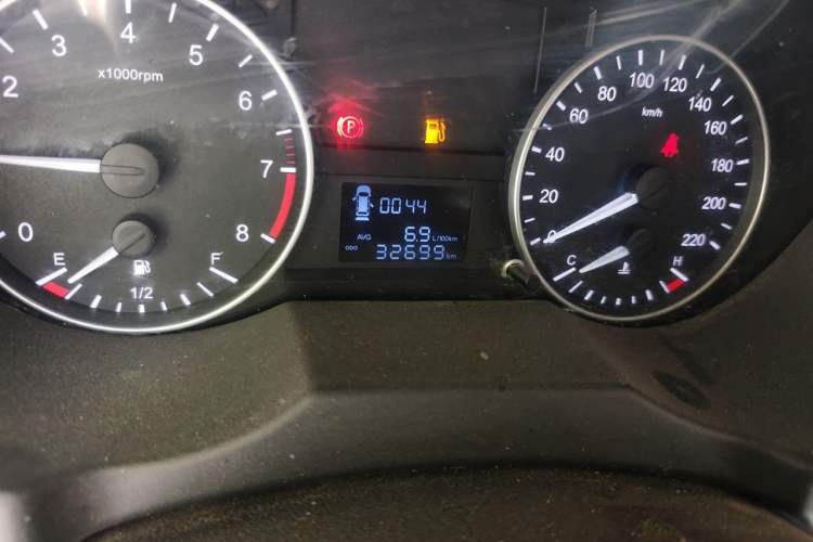 Used JAC Refine M3 2019 PLUS IKEA Edition 1.8L Luxury Model Odometer Close Up