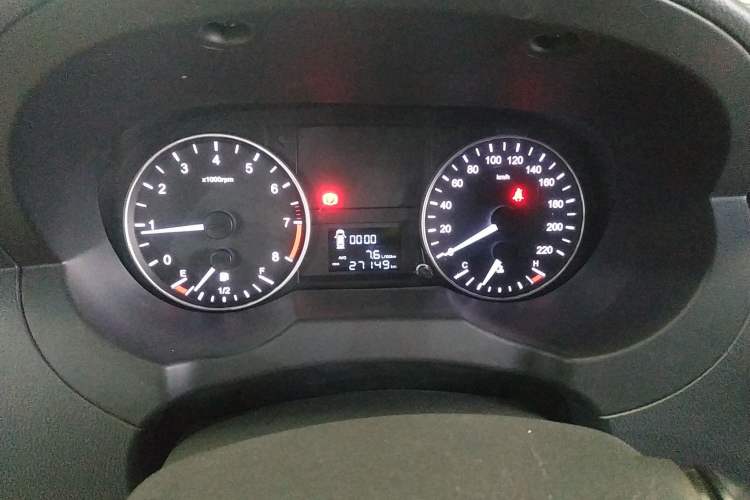 Used JAC Refine M3 2019 PLUS Maker Edition 1.8L Luxury Smart Model with 9 Seats Odometer Close Up